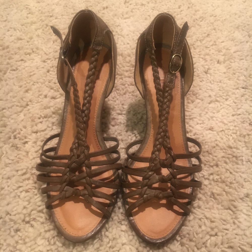Brown heels by Shi by Journeys